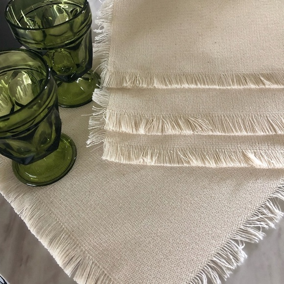 SET OF 4 BEAUTIFUL CREAM COLORED PLACEMATS WITH FRINGE NWOT - Picture 2 of 6